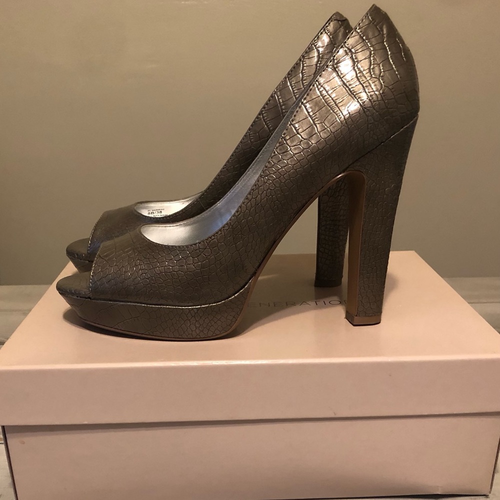BCBG Gray Croc Pumps